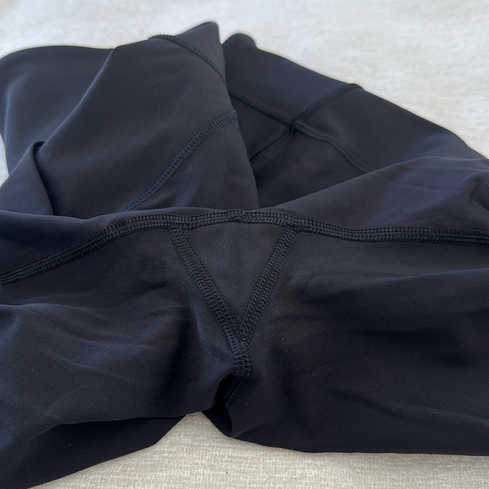 Lululemon Sole Training Crop with New York details Sz 8 🏃🏻‍♀️🧎🏻‍♀️ - Picture 10 of 11